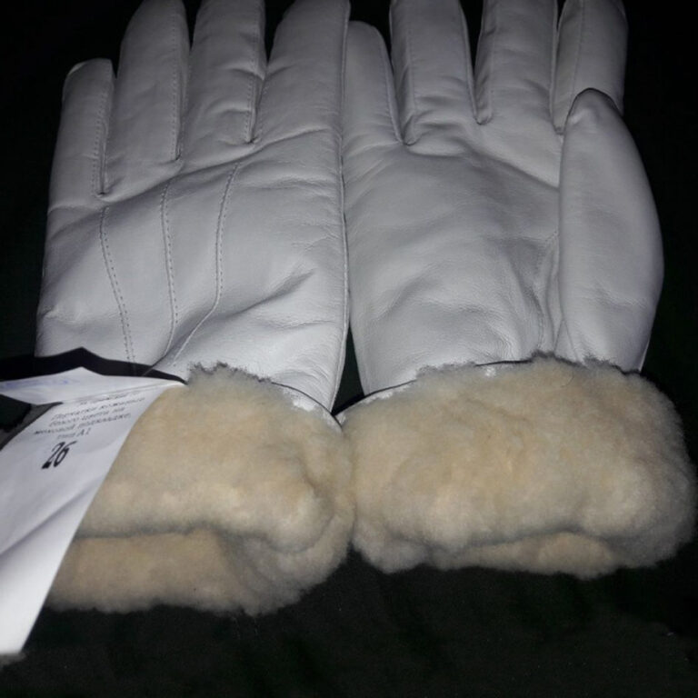 31102023-white-gloves